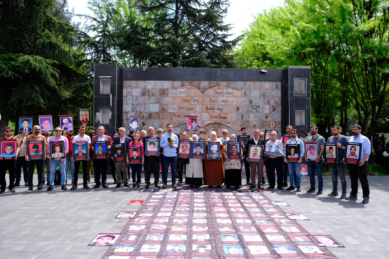 Kayıp Yakınları 793. Hafta Eylemi: Gözaltında kaybedilen çocukların failleri soruldu