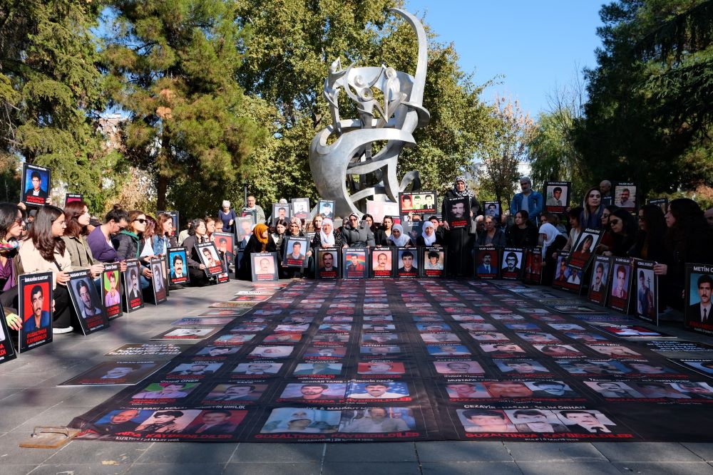 876. HAFTA: FAİLİ MEÇHUL VE ZORLA KAYBEDİLEN KADINLARIN AKIBETİ SORULDU