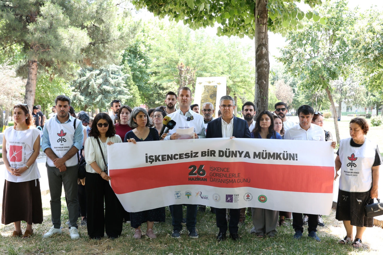 “İşkence Görenlerle Dayanışma Günü” kapsamında Koşuyolu Parkında ortak basın açıklaması gerçekleştirdik.