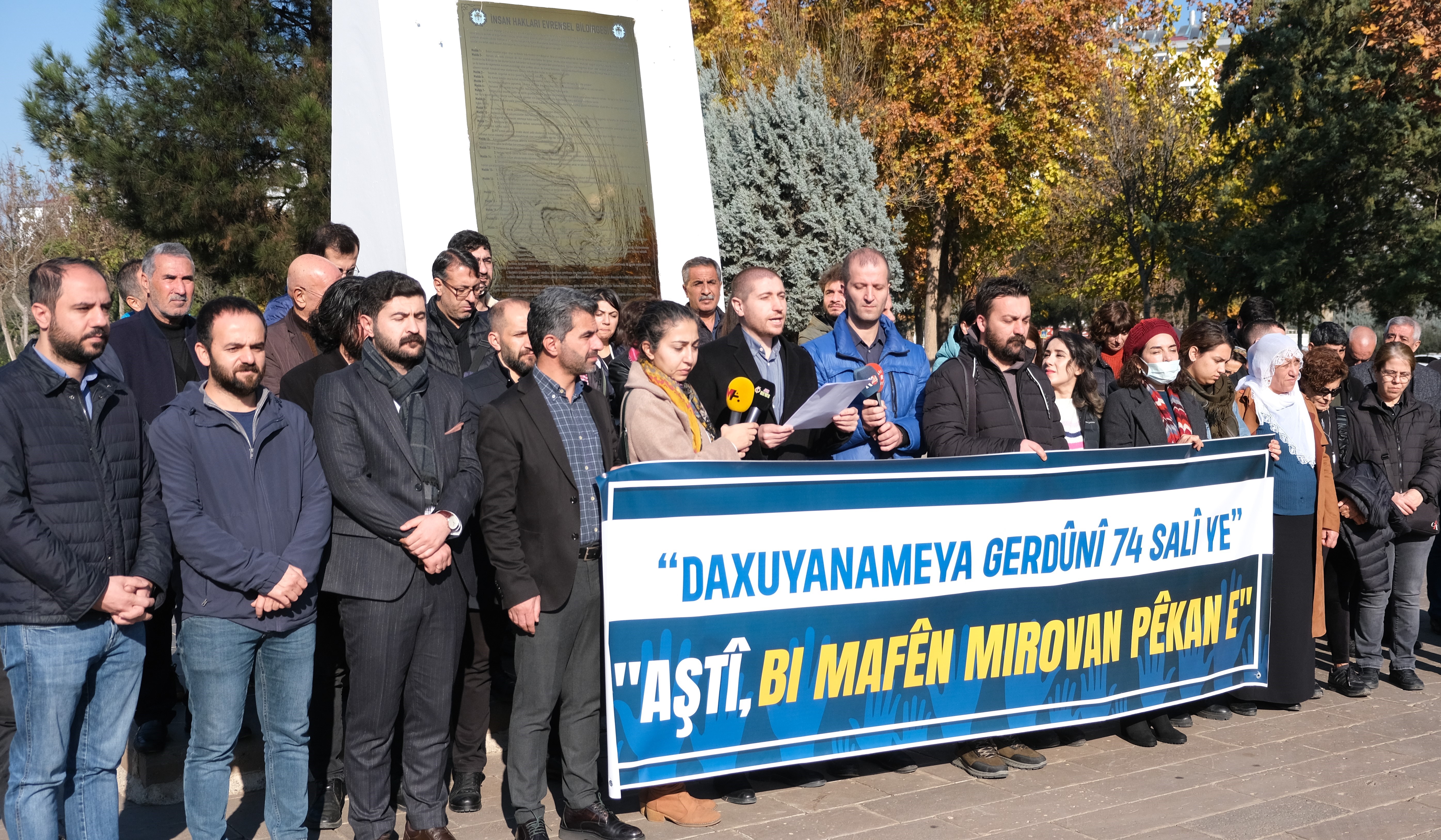 Em jiyaneke azad û li gorî nirxên mirovahiyê daxwaz dikin